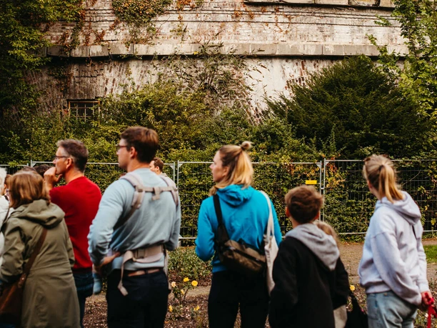 Sommerfest des Fort Paul e.V. Besuchergruppe vor den begrünten Backsteintürmen des Fort Paul beim Sommerfest