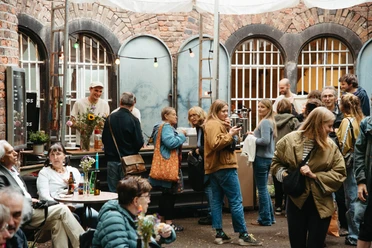 Sommerfest des Fort Paul e.V. Besucher beim Sommerfest im Fort Paul vor Backsteinmauern, Lichterketten und Getränkestand