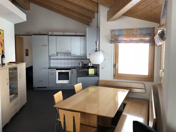 Küche mit Esstisch