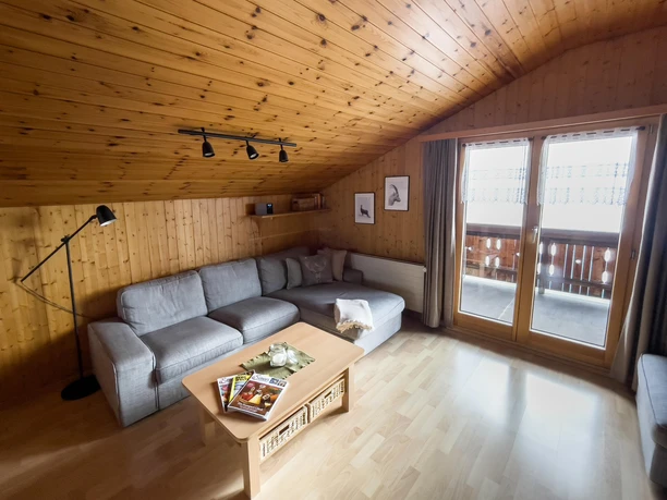 Wohnzimmer mit Sofa und Balkon