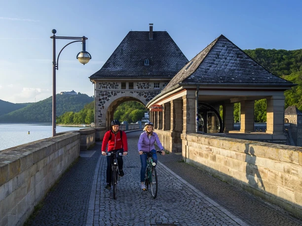 Radfahrer auf der Staumauer