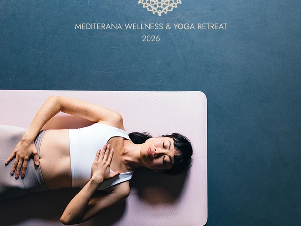 Shanti Alma Frau liegt entspannt auf Yogamatte, Schriftzug Shanti Alma Mediterana Retreat 2026