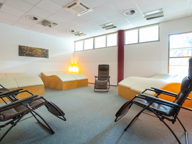 Entspannungsraum im INTi Gesundwerk Bad Salzuflen.jpg Entspannungsraum für Patienten der Kompaktkur Tinnitus.