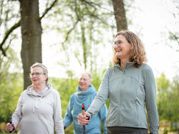 Nordic Walking Gruppe Gesundwerk Bad Salzuflen.jpg Zwei Frauen und ein Mann auf einer Nordic-Walking-Runde durch den Kurpark