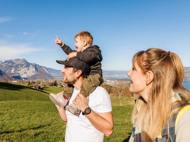 aeschi-trails-familie-unterwegs-nahaufnahme-kind-freude-aussicht-thunersee.jpg