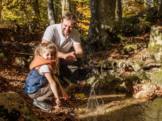 aeschi-trails-herbst-vater-kind-wasser-spass-wald.jpg