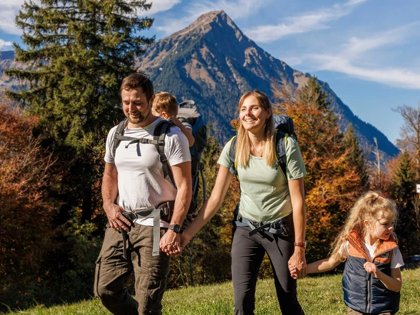 aeschi-trails-familie-unterwegs-herst-baeume-niesen.jpg