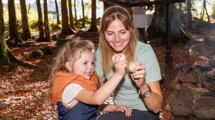 aeschi-trails-herbst-mutter-kind-kugel-wald-blaetter.jpg