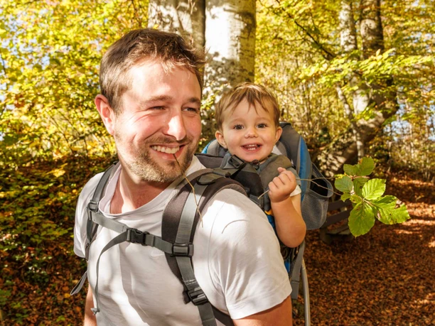 aeschi-trails-herbst-vater-kind-unterwegs-wald-blaetter.jpg