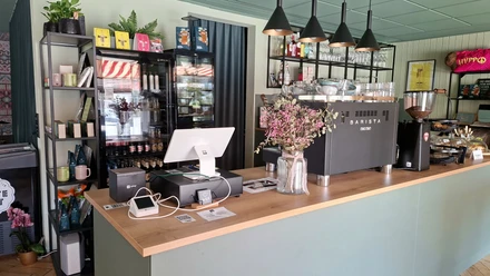 WiVA coffee & more Moderne Theke im Cafe WiVA Coffee and more in Willisau mit Kaffeemaschine Kuehlregalen und Dekoration