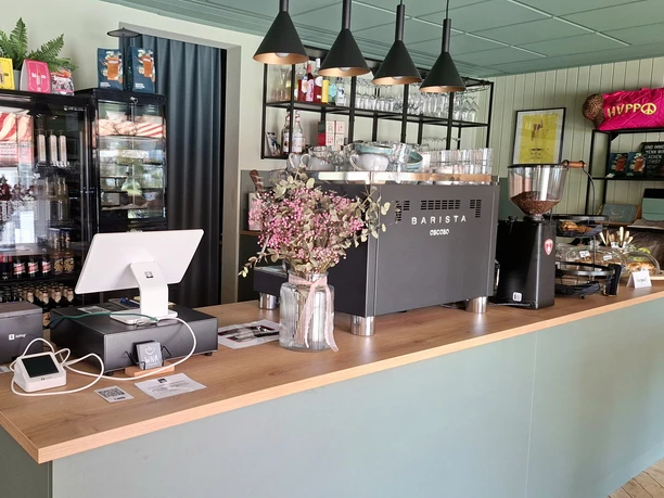 WiVA coffee & more Moderne Theke im Cafe WiVA Coffee and more in Willisau mit Kaffeemaschine Kuehlregalen und Dekoration