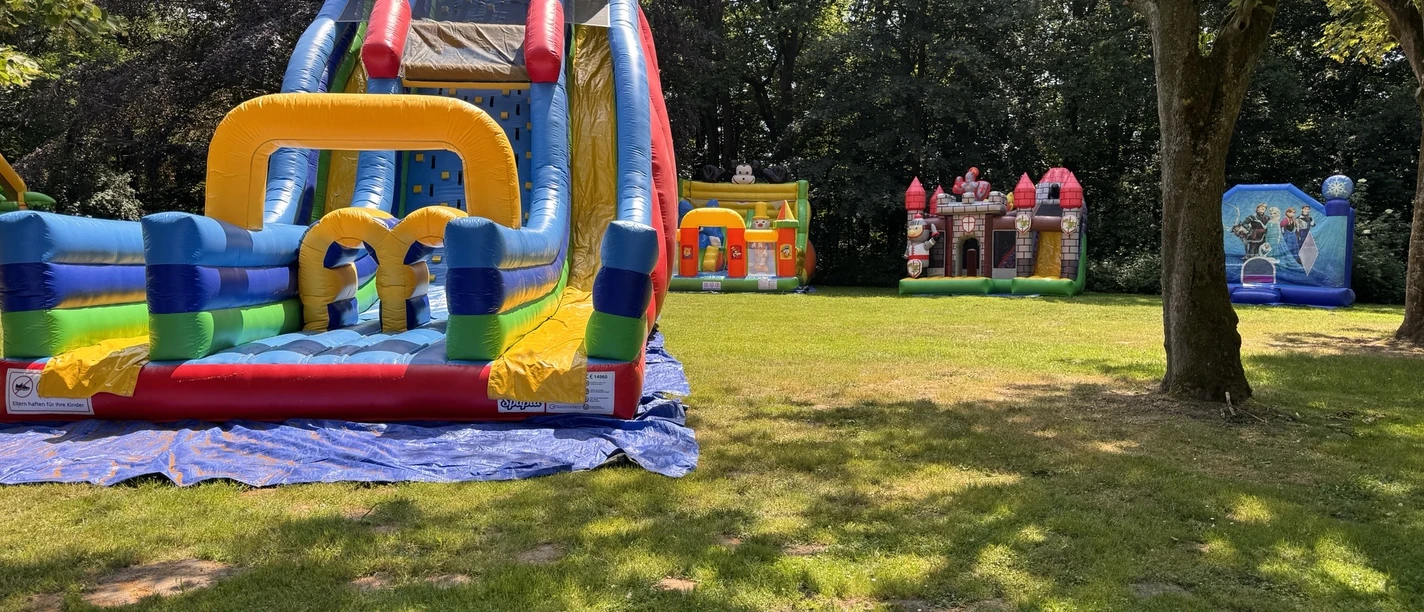 Hüpfburgenlandschaft im Freibad
