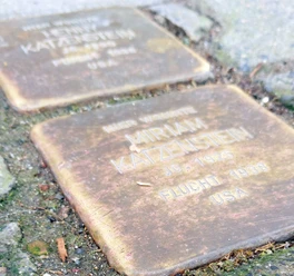 Stolperstein Katzenstein Marien-Apotheke (Cbandy.20250225_124221.Beschnitt).jpg