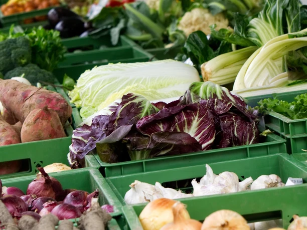 Gemüse Wochenmarkt.jpg Frisches Gemüse in grünen Kisten auf dem Wochenmarkt