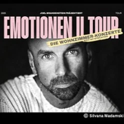 Schwarz-weißes Porträt von Joel Brandenstein mit rosa Schriftzug Emotionen II Tour