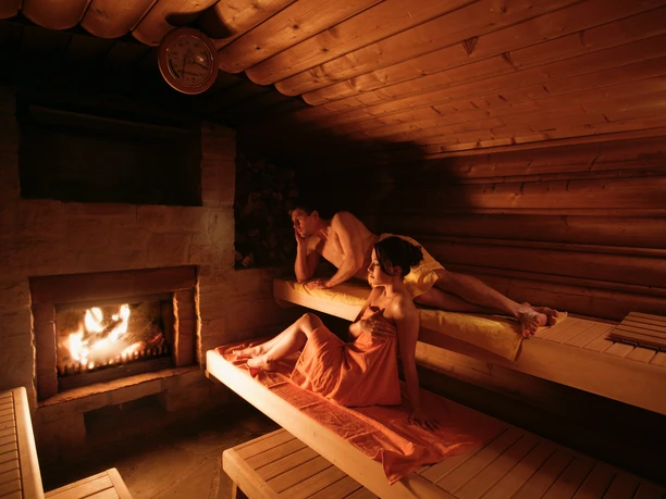 Frau und Mann in der Erdsauna