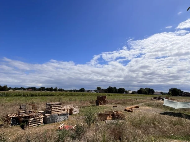 Kuhlandia Abenteuerspielplatz Stemwede Spielgeräte aus Holz auf dem Abenteuerspielplatz Kuhlandia in Stemwede unter blauem Himmel.