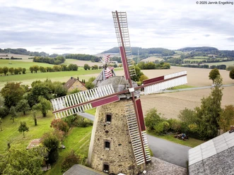 Nahaufnahme Windmühle Brink von oben Ansicht von oben auf die steinerne Windmühle Brink in einer ländlichen Umgebung.