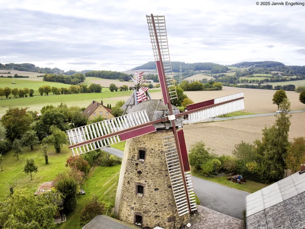 Nahaufnahme Windmühle Brink von oben Ansicht von oben auf die steinerne Windmühle Brink in einer ländlichen Umgebung.