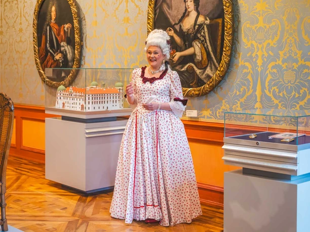 Rokoko-Kostümführung im Barocksaal des Celler Schlosses