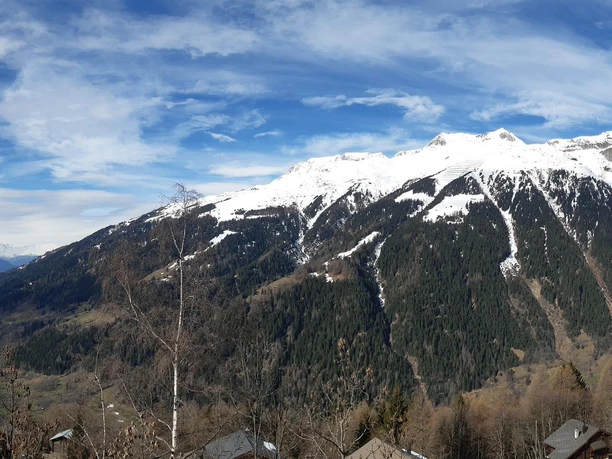 Aussicht ins Tal und Berge