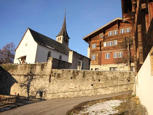 Das Haus "Chum und Lueg" neben der Dorfkirc