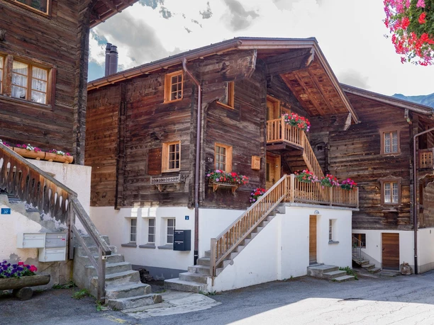 Haus im Dorf, Ansicht von der Dorfstrasse aus