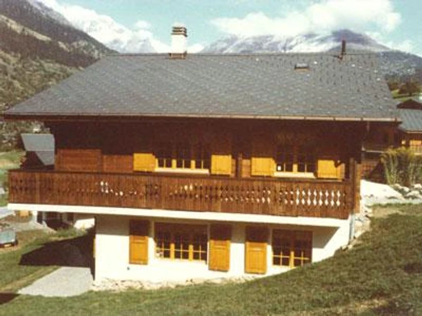 Haus Seitenansicht Sommer
