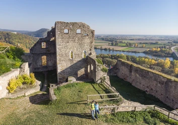 Burgruine Donaustauf Die Burgruine Donaustauf thront über der Donau