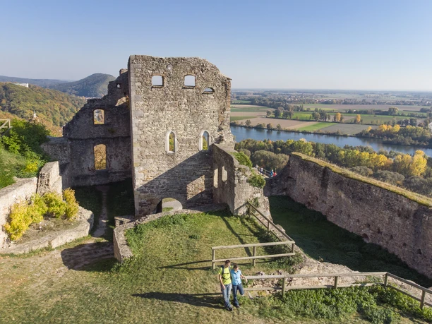 Burgruine Donaustauf Die Burgruine Donaustauf thront über der Donau