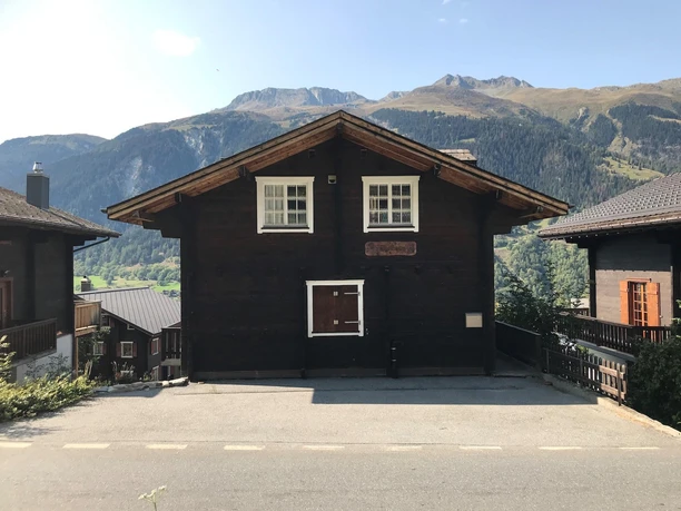Hausansicht mit Parkplatz