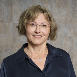 Portrait der Autorin mit dunkelblauer Bluse