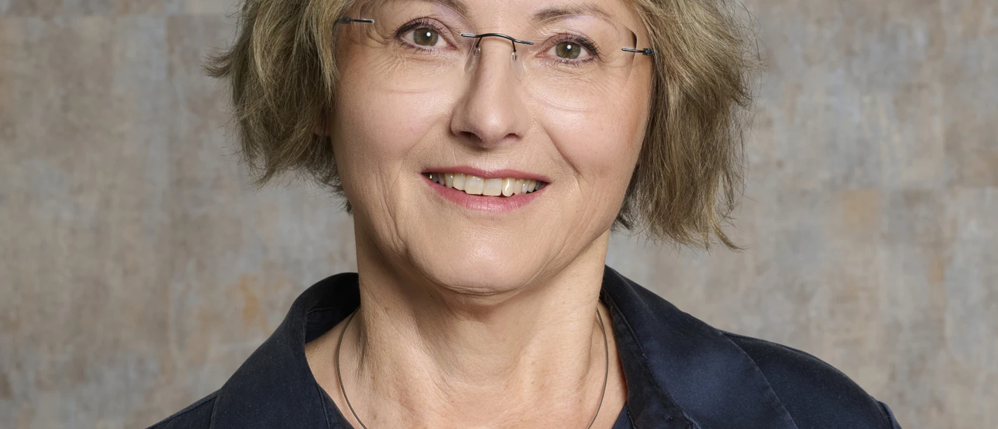 Portrait_Lehmann_blau-web.jpg Portrait der Autorin mit dunkelblauer Bluse