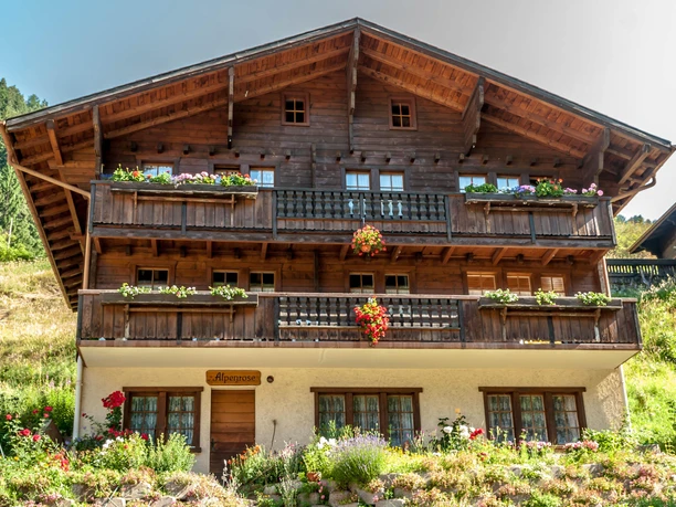 Das Haus Alpenrose mit der Ferienwohnung im 1. OG