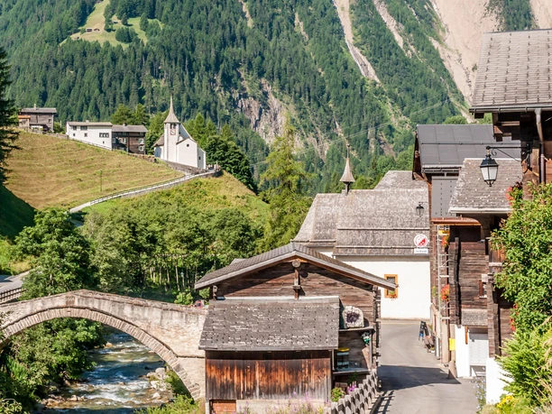 Blick auf die Kirche und Bogenbrücke