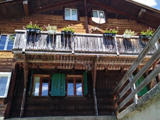 Sitzplatz unter dem Haus