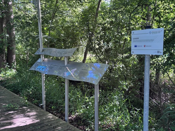 Auf dem Bild sieht man eine metallene Infostele mit Informationen zum Naturpark.