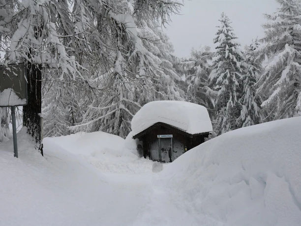 Kehrichthäuschen - Viel Schnee