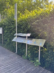 Seh-Steg Lüttjen Mardorf Auf dem Bild sieht man eine metallene Infostele mit Informationen zum Naturpark.