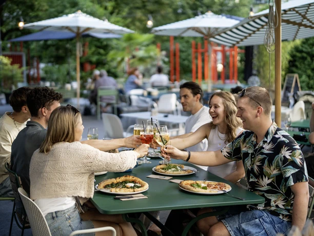 PASTARAZZI Terrace.png Guests raise their glasses on the lush outdoor terrace of PASTARAZZI in Lucerne.
