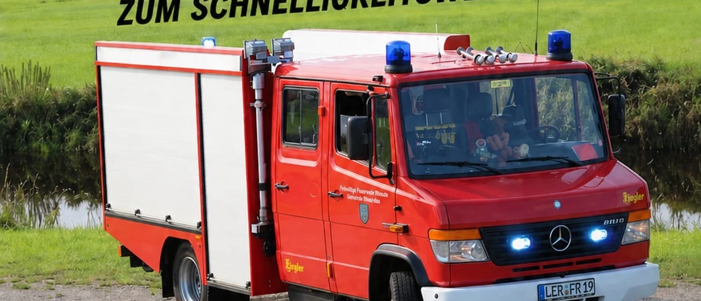 Feuerwehr Rhaude Plakat der Feuerwehr Rhaude zum Schnelligkeitswettkampf mit rotem Einsatzfahrzeug