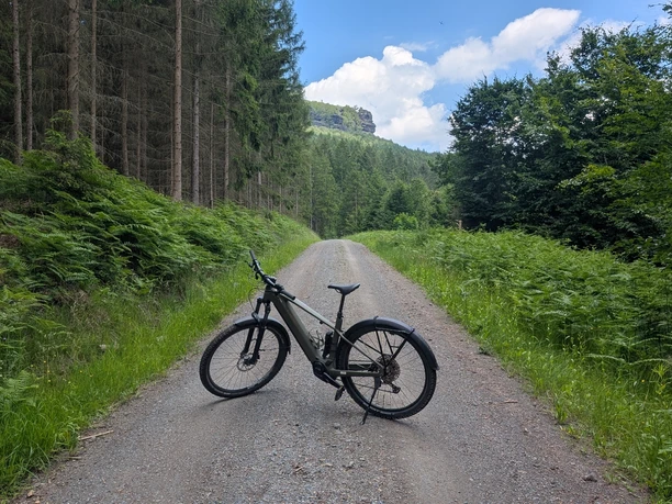 Fahrrad auf dem Gliedenbachweg, im Hintergrund der Große Zschirnstein