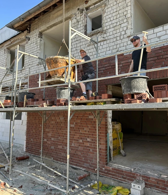 Zwei Dorbewohner verklinkerten die Fassade - in Eigenleistung!.JPEG