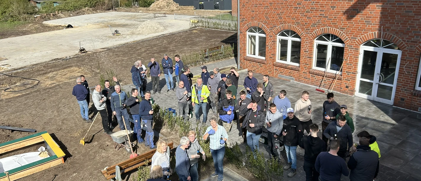 Gesellige spontane Momente der Dorbewohner bei der Arbeit..JPEG