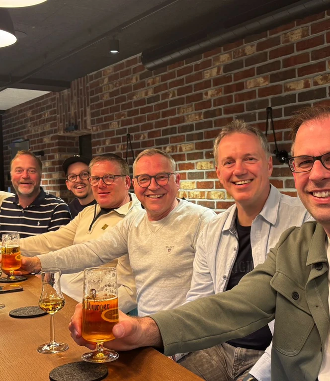 Das Gründer-Team beim ersten Zapfanstich im Restaurant..jpg