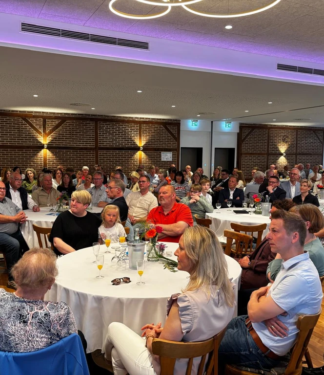 Im Saal - dem Herzstück des Heseper Wirtshauses - feierte das Dorf mit seinen Gästen die Eröffnung..jpg