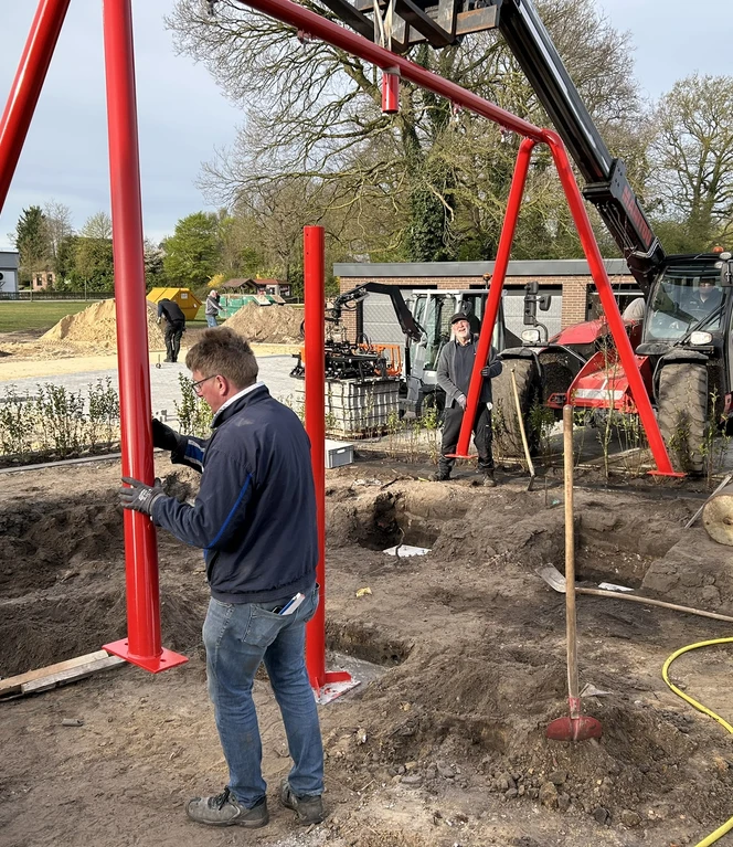 Ein Spielplatz für die kleinen Dorfkinder darf nicht fehlen..JPEG