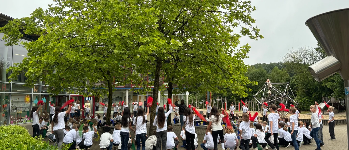 Mit einem Flashmob eröffnen die Schülerinnen und Schüler die Auszeichnungsfeier zur Naturpark-Schule..jpg