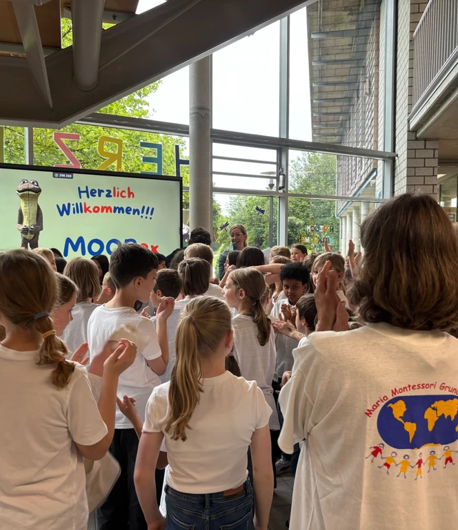 Mit Applaus begrüßen die Schülerinnen und Schüler ihr neues Schulmaskottchen „MOORex“..jpg