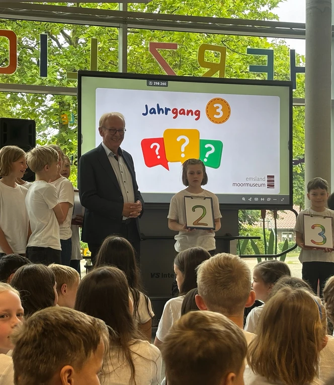 Martin Gerenkamp testet sein Wissen beim Moor-Quiz des dritten Jahrgangs..jpg